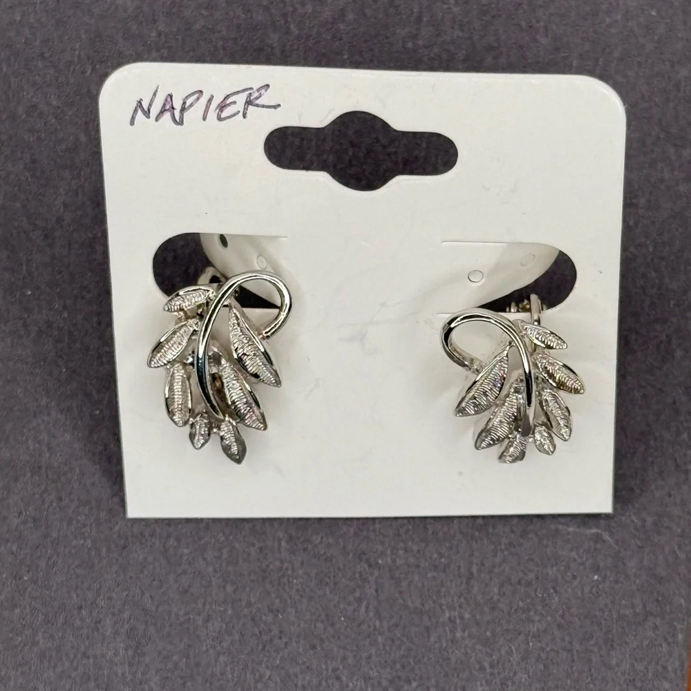 VTG Napier Silver Leaf Earrings Mid-Century Screw Back Clip On Botanical Jewelry - Picture 6 of 7